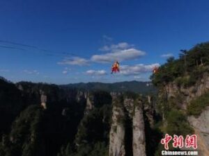 景区一演员扮孙悟空高空翻筋斗云