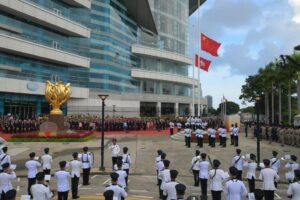 直升机悬挂国旗飞过香港维港