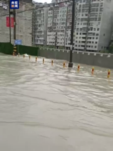 现场：陕西安康暴雨 洪水漫入街道