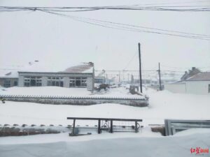 男子醒来发现被几米高雪困在宿舍