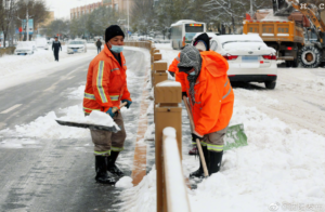 男子醒来发现被几米高雪困在宿舍