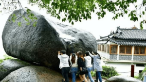 景区回应多人推山顶“风动石”