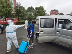 【万众一心 抗击疫情】暖心护航学生回家路