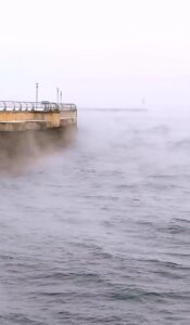 大连海面冻开锅了