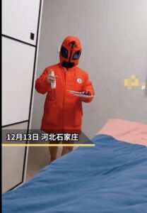 男童哭着戴护具坚持要照顾阳性爸爸