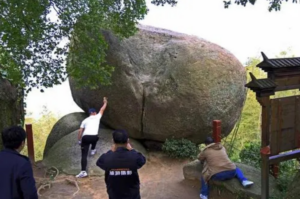 景区回应多人推山顶“风动石”