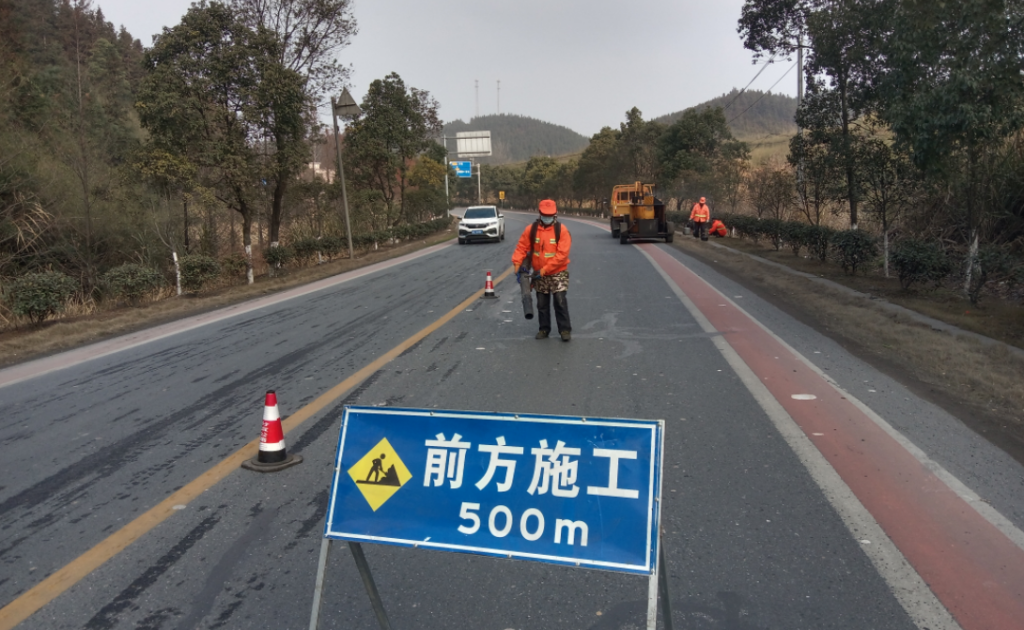 分宜公路分中心开展春节沥青路面灌缝