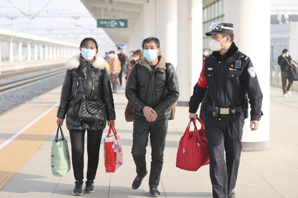 江苏连云港赣榆区：春运启动 为旅客送“福”