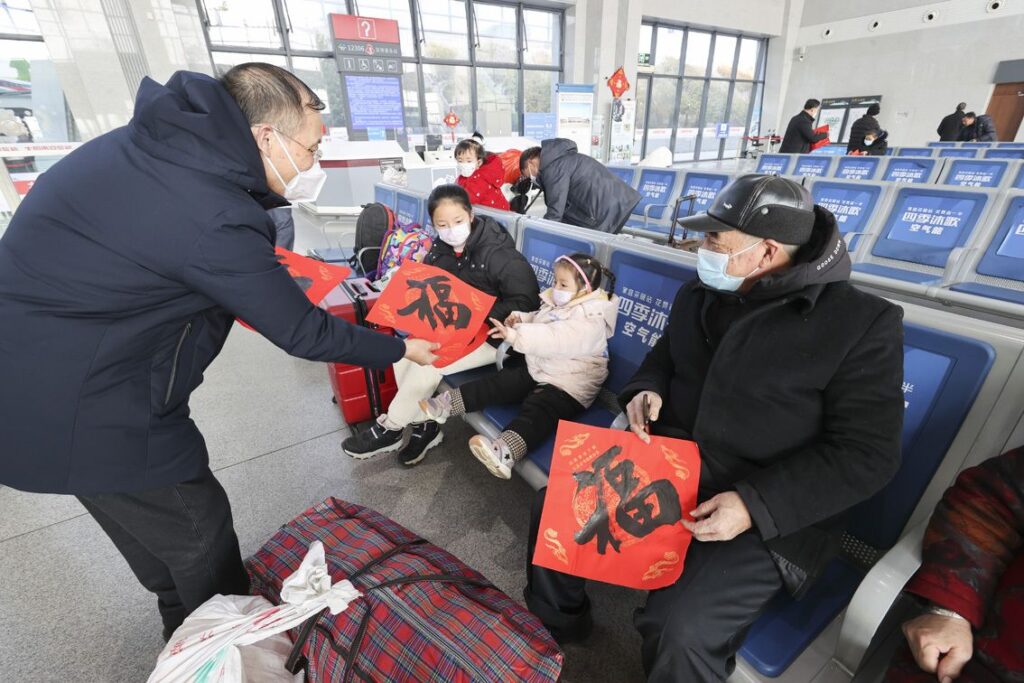 江苏连云港赣榆区：春运启动 为旅客送“福”