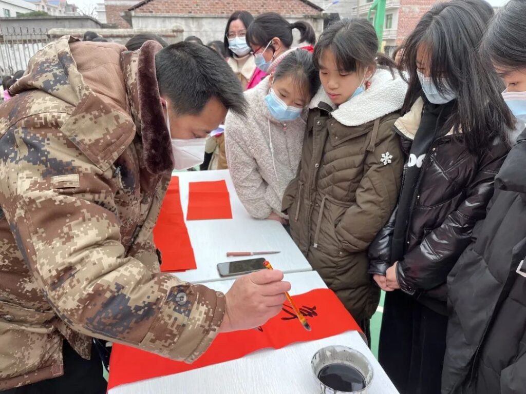 “把爱带回家——暖童心护成长”儿童关爱活动走进高岚乡