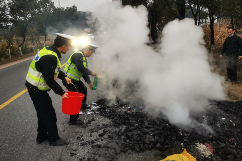 分宜：货车满载木炭复燃，交警迅速处置灭火