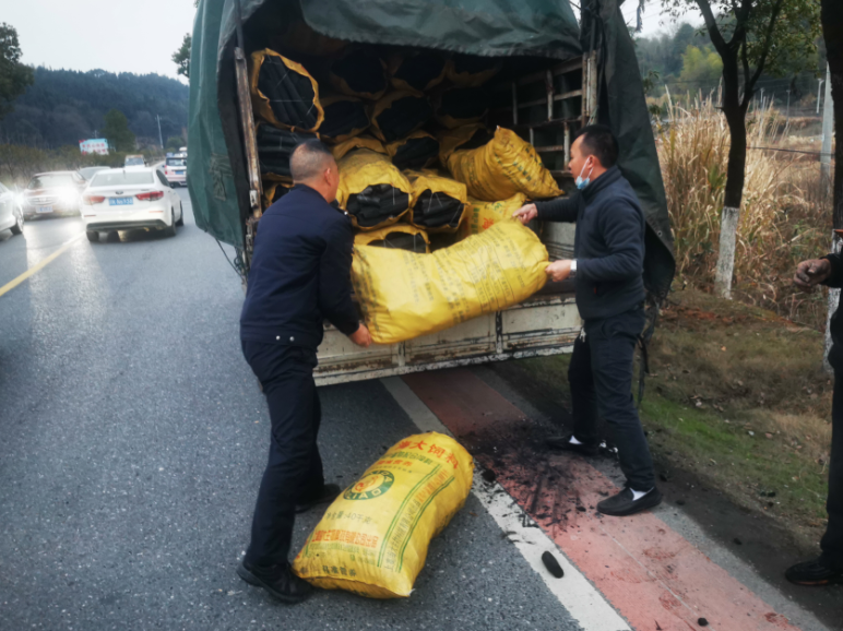 分宜：货车满载木炭复燃，交警迅速处置灭火