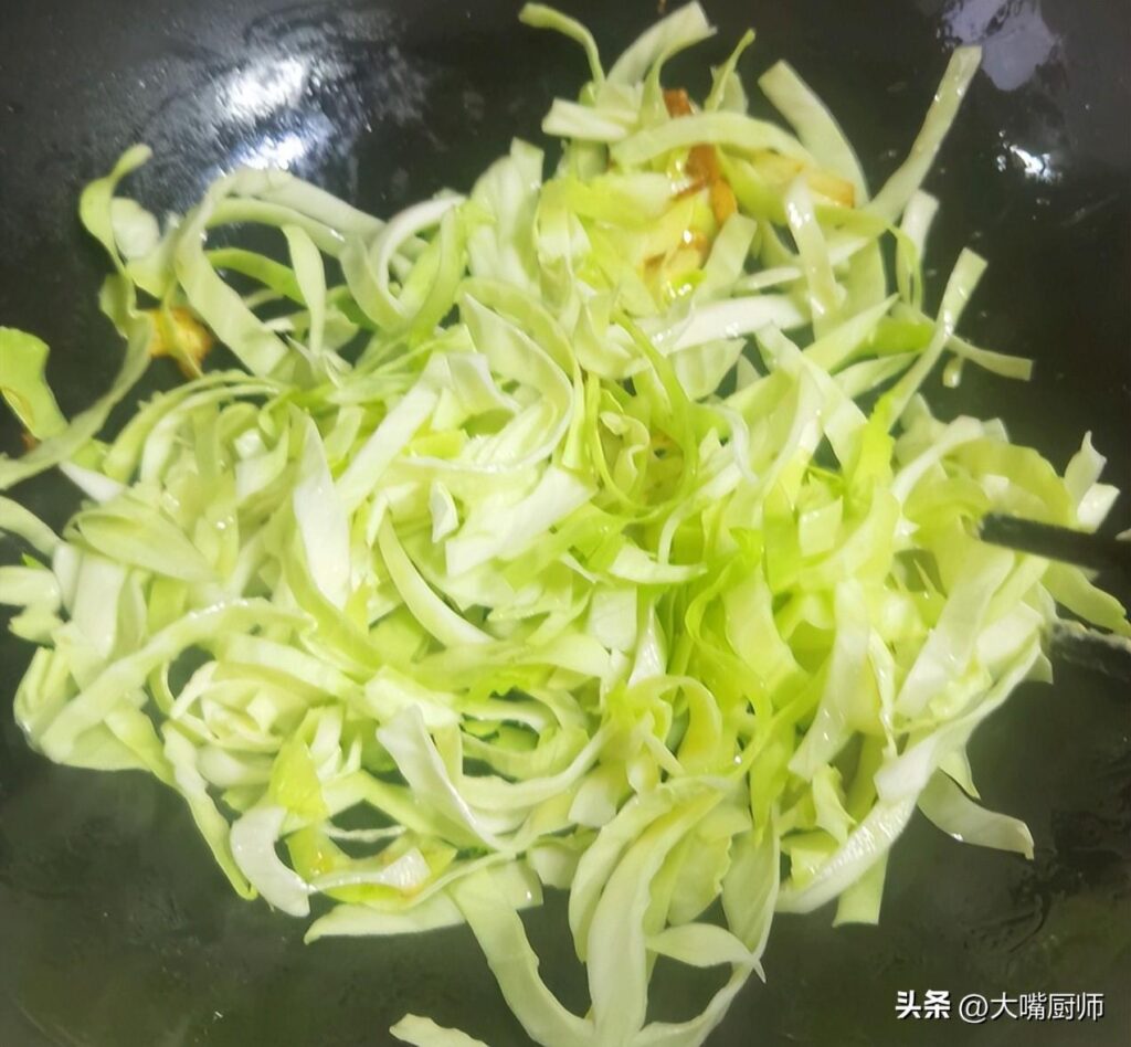 包菜怎么炒才好吃_粉条包菜的做法