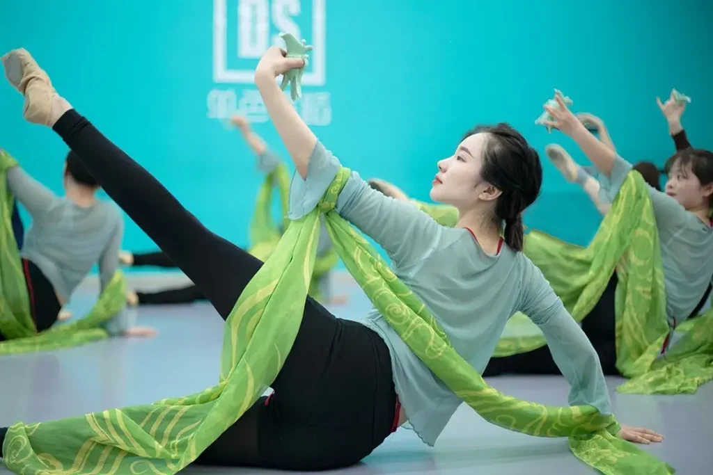 学舞蹈的女生有多美_学舞蹈女生的美