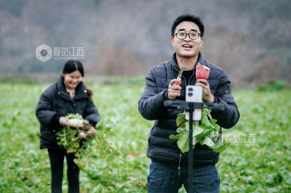 我县驻村第一书记直播带货助力乡村振兴