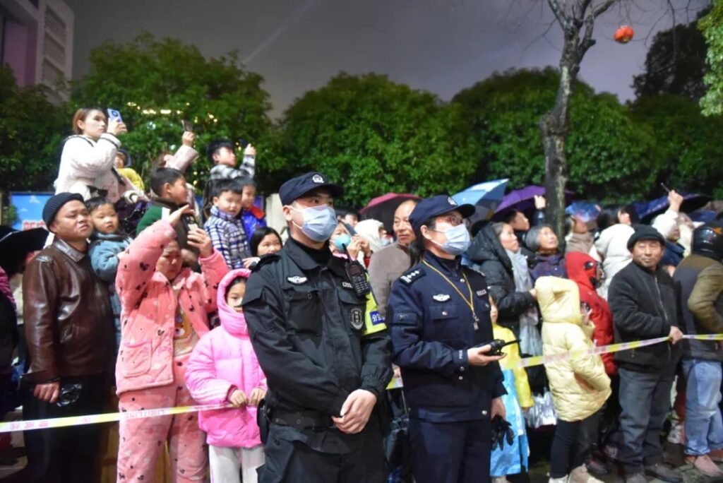 烟花璀璨迎元宵！分宜这一抹“警”色分外亮眼.....