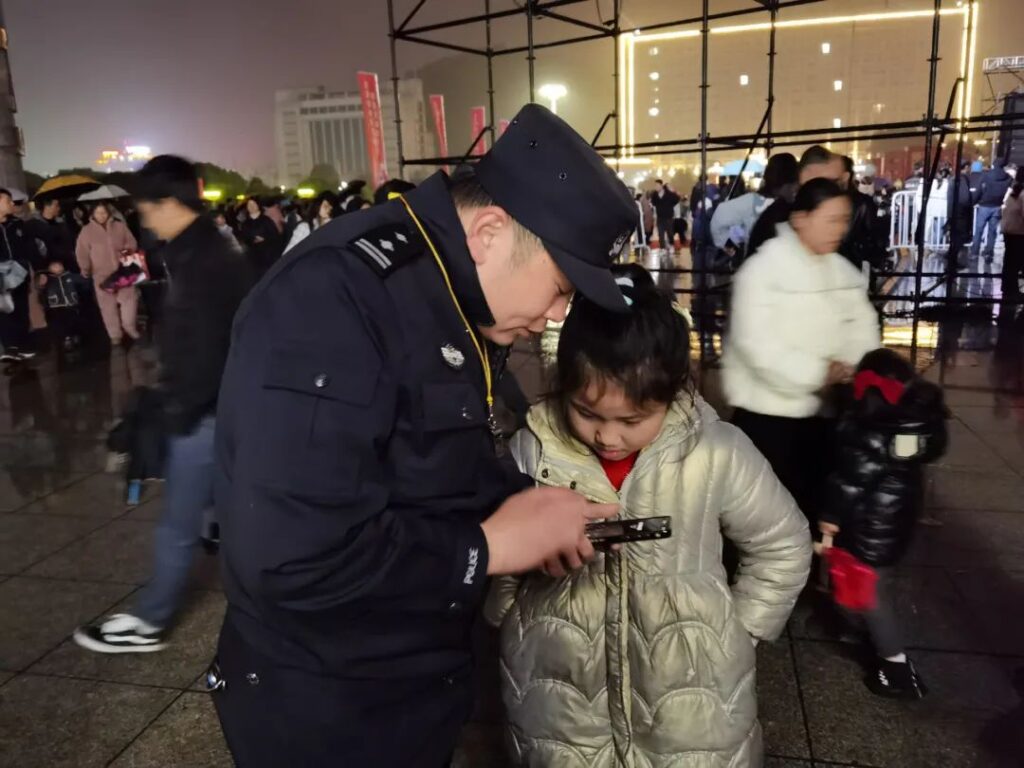 烟花璀璨迎元宵！分宜这一抹“警”色分外亮眼.....