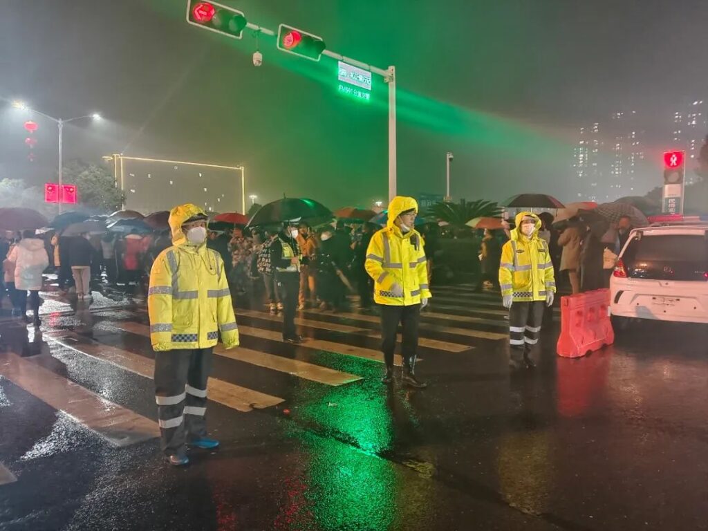 烟花璀璨迎元宵！分宜这一抹“警”色分外亮眼.....