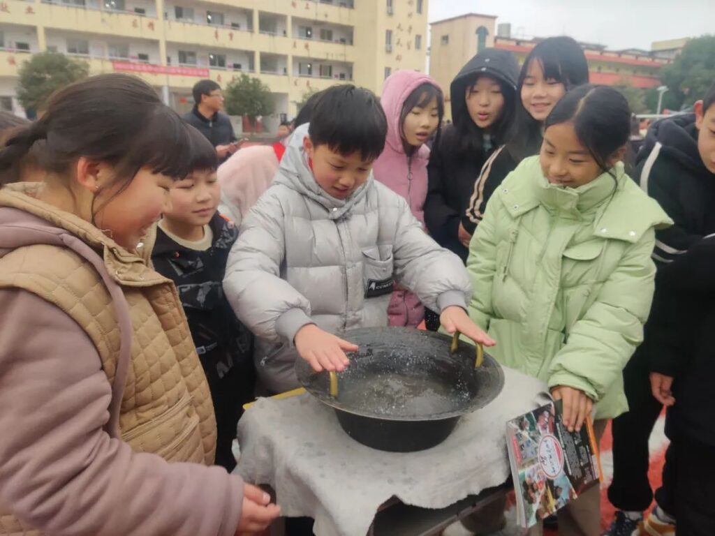 操场乡：科普大篷车进校园 点亮学生科技梦想