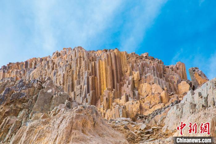 青海：2.2亿年前火山岩柱状节理群渐成旅游“打卡地”