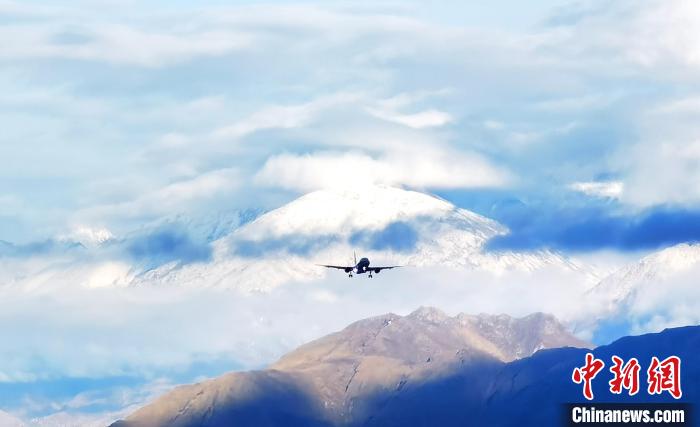 西藏拉萨迎来降雪天气 西藏机场集团为旅客出行提供保障