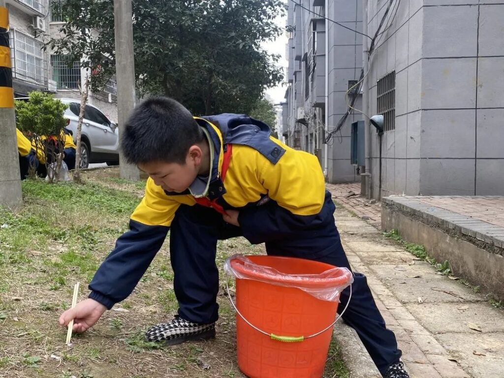 三月春风处处暖，雷锋精神代代传！