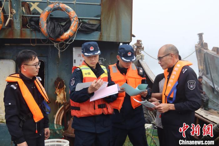 捕捞旺季 福建海警排查海上隐患保生产安全