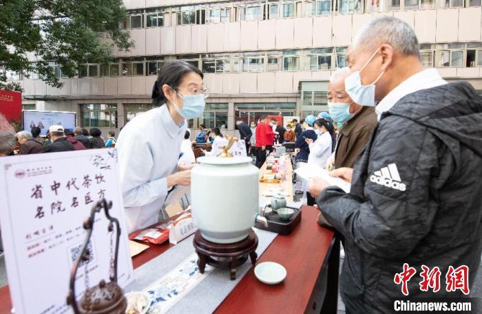 中医药振兴发展重磅方案发布 专家称利于破除“以药养医”弊端