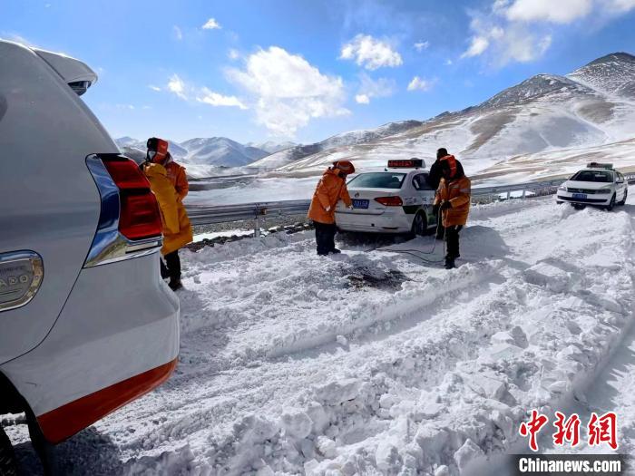 西藏阿里多地降雪 公路养护部门全力保通