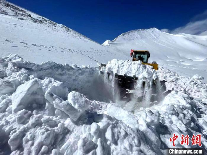 西藏阿里多地降雪 公路养护部门全力保通