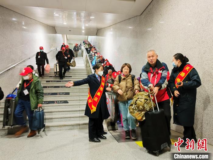 青藏集团公司今年首趟进藏旅游专列在西宁开行