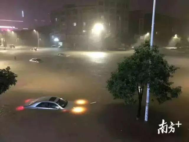 深圳暴雨：商场秒变“水帘洞”