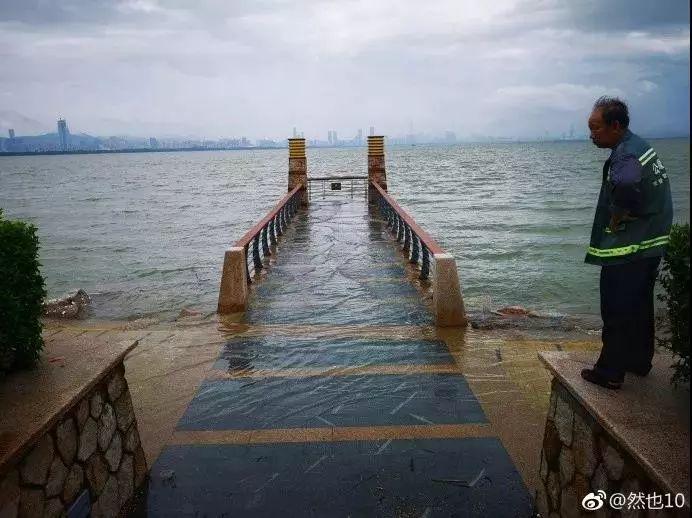 深圳暴雨：商场秒变“水帘洞”