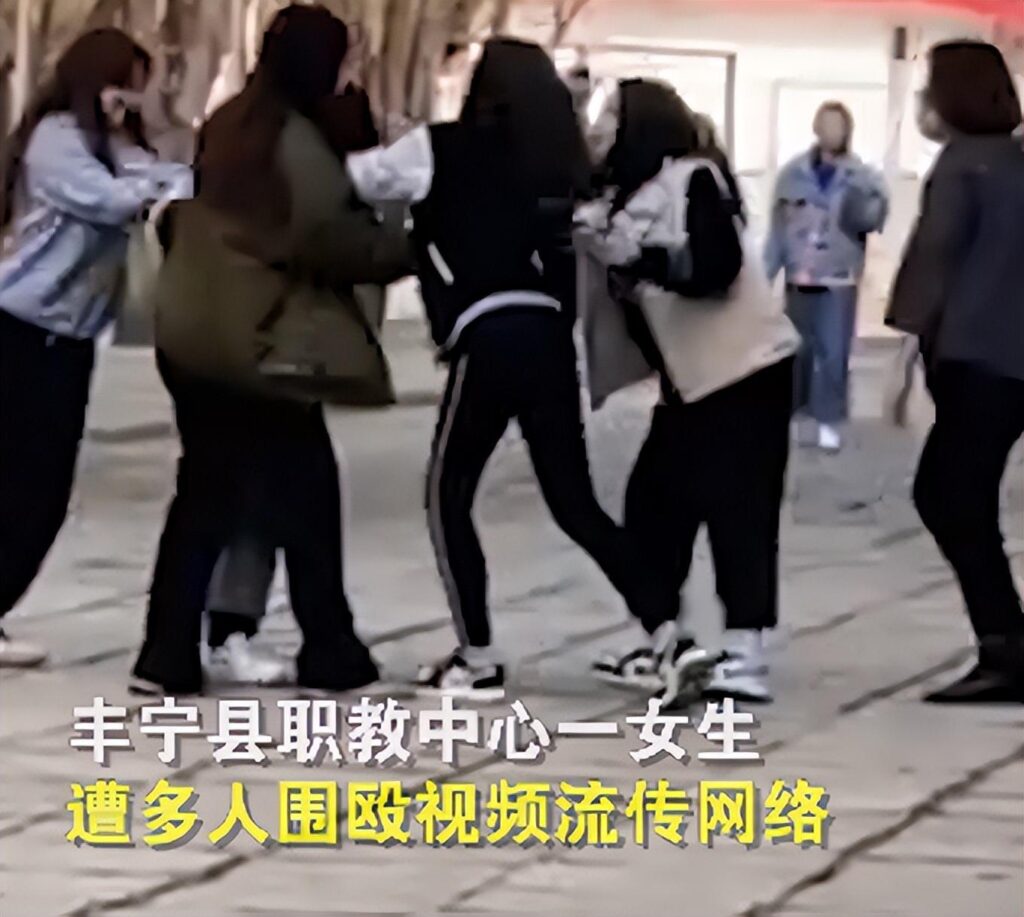 多名女孩闯入同学家中打人 警方介入