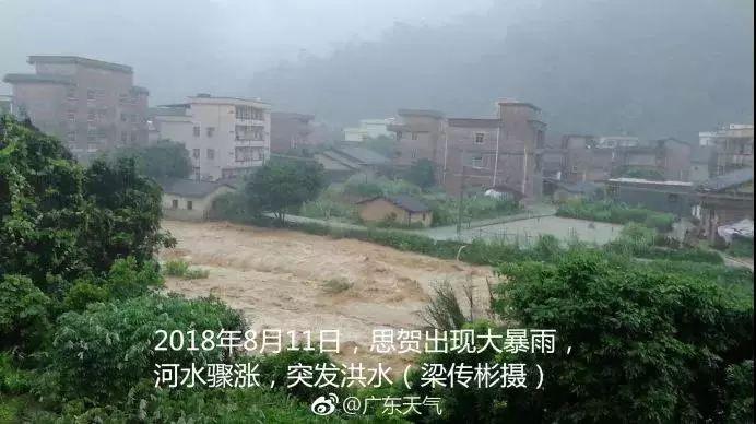 深圳暴雨：商场秒变“水帘洞”