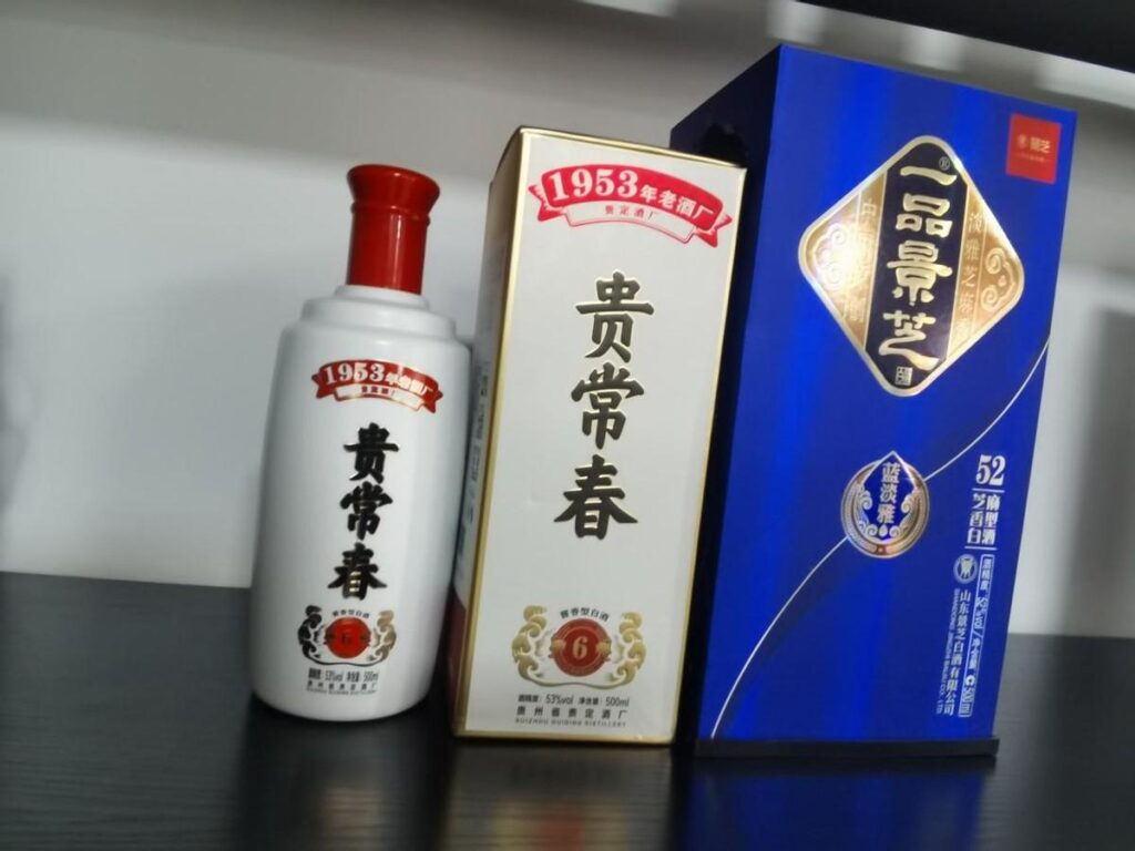 茅台酒瓶上的红飘带是什么_是装饰吗