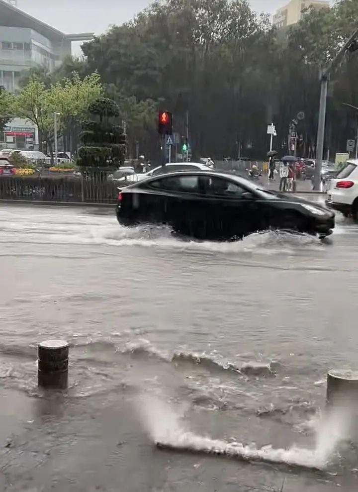 旅客跪求起飞 此前有航班空姐被骂哭