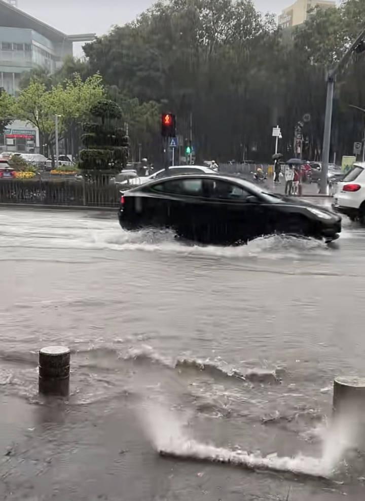 深圳暴雨致航班取消 旅客跪求起飞