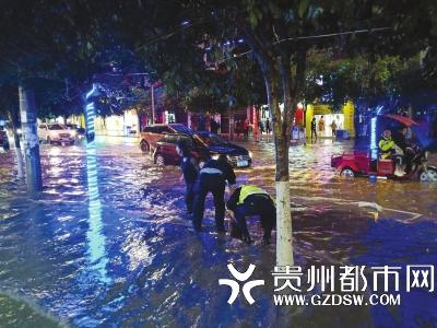 贵州遵义遇暴雨冰雹 街上冰雹流成河