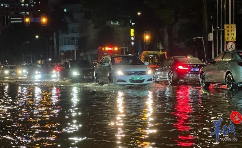 广东韶关暴雨：车辆涉水如行船