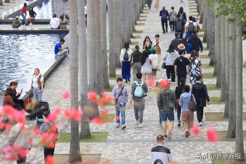 “泼水节被撕扯雨衣”女生：很崩溃