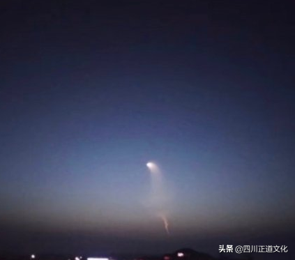 成都市民拍下夜空不明发光体