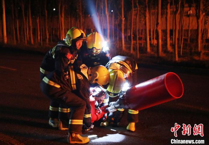 青海一油罐车爆炸致2死3伤