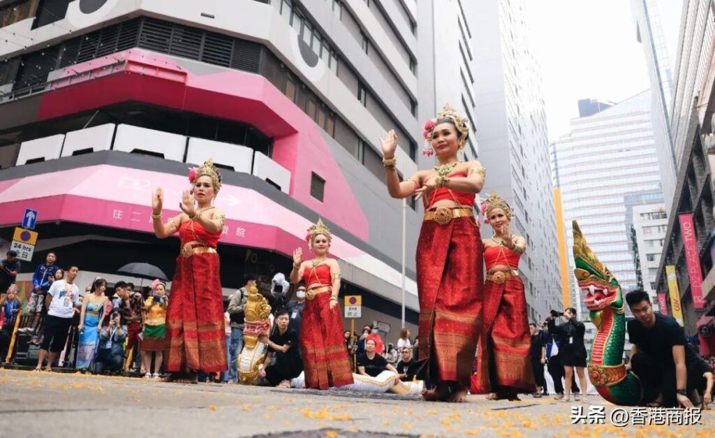 “泼水节被撕扯雨衣”女生：很崩溃