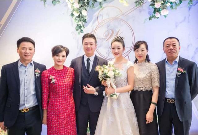 婚礼上妈妈怎么穿_婚礼上妈妈的穿搭技巧