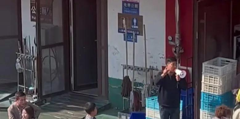 淄博烧烤店主劝退排队顾客