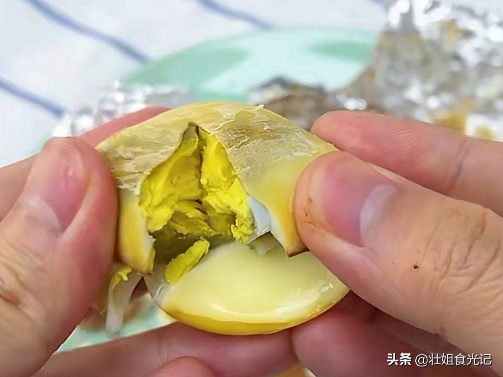 五香锡纸烤鸡蛋的做法_下饭荷包蛋的做法