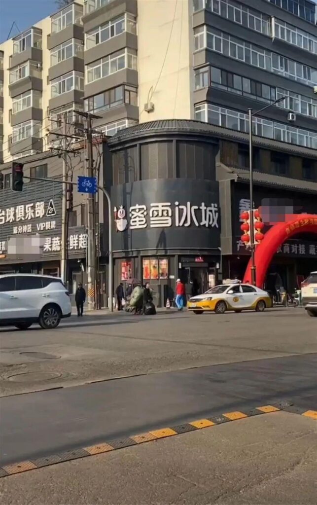 街道店铺被统一规定黑底招牌