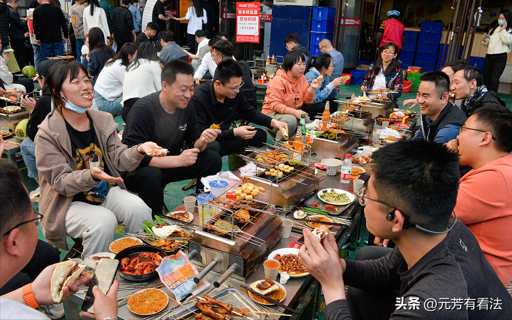 淄博一医院在门口摆烧烤摊