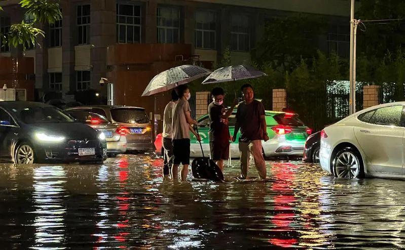 广东韶关暴雨：车辆涉水如行船